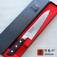鉬釩不鏽鋼牛刀，刀刃長18公分，黑色握柄上有三個鉚釘，刀身刻有「Sekiryu Molybdenum Vanadium Steel Made in Seki-Japan」字樣，收納於黑色禮盒內，禮盒內襯為紅色。