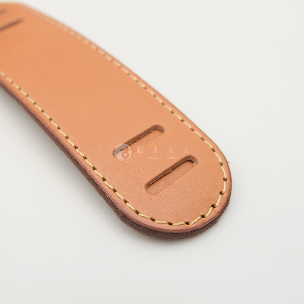 職人手作皮革肩墊，採用原色皮革製成，縫線精緻。肩墊上設有兩個長方形開孔，用於固定。