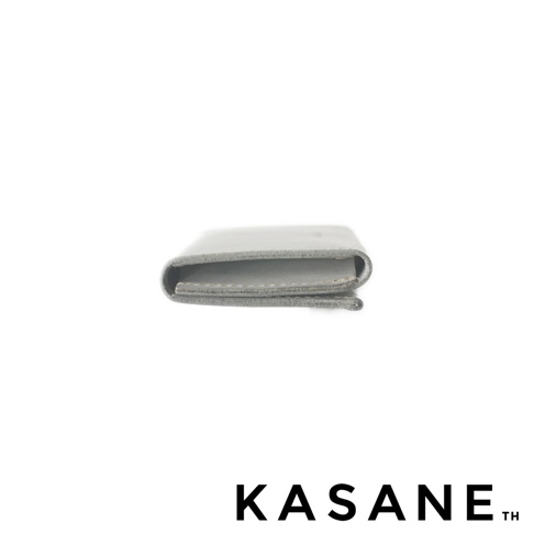 北海道KASANE 職人手作義大利Sibilla皮革卡片收納夾 No.11，淺灰色皮革材質，側面視角。