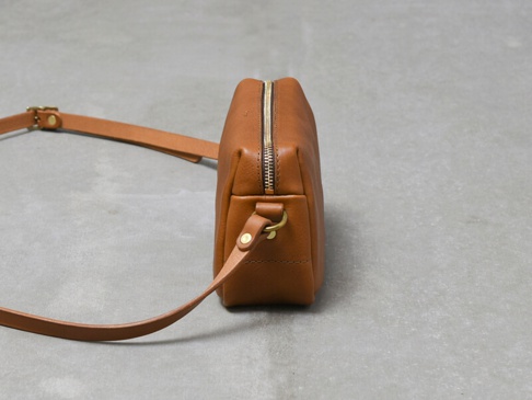 職人手作皮革Organ輕巧拉鍊單肩包 (G-80) S，採用光滑的棕褐色皮革製成，配有金色拉鍊和可調節的細皮帶。