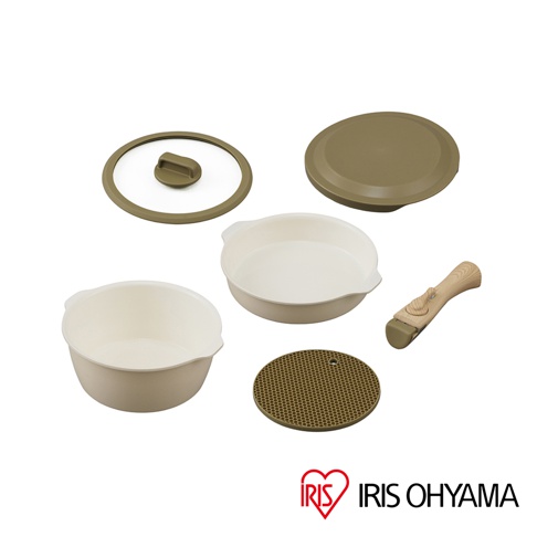 多功能可拆式陶瓷不沾平底鍋6件組，包含兩個米白色陶瓷鍋、一個透明玻璃鍋蓋、一個米白色鍋蓋、一個木紋把手，以及一個蜂窩狀隔熱墊。