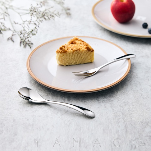 不鏽鋼點心叉匙兩件組，搭配盤中切塊的鬆軟點心，呈現精緻的用餐氛圍