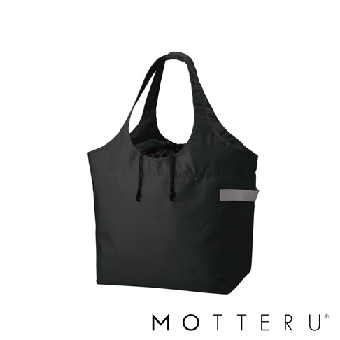 黑色大容量束口摺疊托特袋，由尼龍材質製成，配有兩個提把和可調節的束繩開口，袋身側邊有一個灰色反光條。