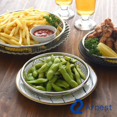 銀色金屬網製成的圓形餐盤濾網，裝有飽滿的毛豆，濾網底部有白色盤子。