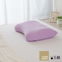 一個紫色的王樣極夢枕，擁有符合人體工學的曲線設計，枕套材質為柔軟的布料，表面有細微的紋理。