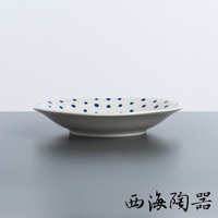 波佐見燒藍丸紋輕量沙拉盤，白色陶瓷盤面佈滿藍色圓點圖案，盤緣略向外翻，整體呈淺碟狀。