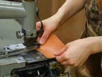 製作風景の一部をご紹介。こちらは革漉きの工程です。