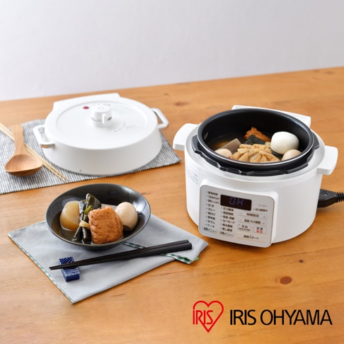 白色電子壓力鍋，內有日式關東煮，旁邊擺有盛有相同料理的黑色碗，以及木製湯勺和筷子。