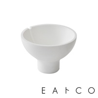 白色漏斗，碗狀開口，底部為圓柱形，材質疑似為陶瓷或水泥。