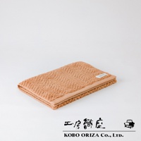 ECOR 天然系人字紋有機棉毛巾，採柔軟的淺棕色調，表面織有獨特的人字紋理，觸感蓬鬆，邊緣帶有精緻的縫線。