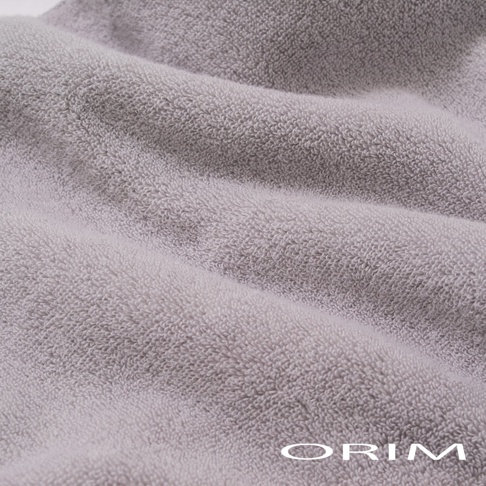 柔軟的灰色毛巾，細膩的織紋，觸感蓬鬆。