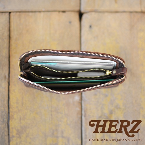 深棕色皮革製成的職人手作Organ雙拉鍊收納袋，內部展示有文件、卡片和綠色卡片，拉鍊為金色。