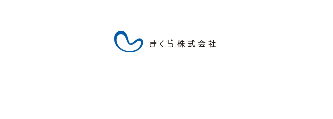 藍色線條勾勒的蠶絲洗臉手套，搭配日文「まくら株式会社」標誌。