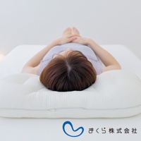 白色良夢調節枕，表面織紋細緻，中央有一拉鍊，枕頭兩側有弧度設計，一位女子正仰躺於枕上，雙手交疊於腹部。