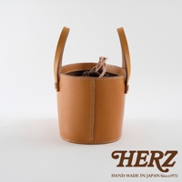 職人手作皮革束口手提包，採用天然皮革，經典圓筒造型，附有兩條短提把，束口處有抽繩設計，車線工整，展現皮革質感。