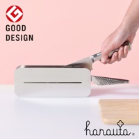 不鏽鋼臥式刀座，銀色，簡約設計，槽口可容納刀具，另有兩個刀具槽。