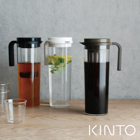 三個 PLUG 咖啡冷泡壺，分別裝有茶飲、檸檬薄荷水及冷泡咖啡。壺身為透明玻璃材質，搭配黑色、白色及深灰色壺蓋和提把。