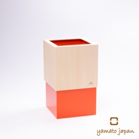 手作積木垃圾桶，上層為淺木紋材質，下層為亮橘色。