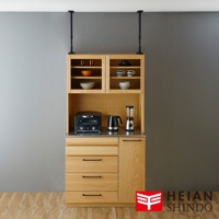 淺木色廚房收納櫃，上方有兩格玻璃門展示櫃，展示碗盤杯具，下方有烤麵包機、電熱水壺、果汁機，以及多個抽屜和一個櫃門。