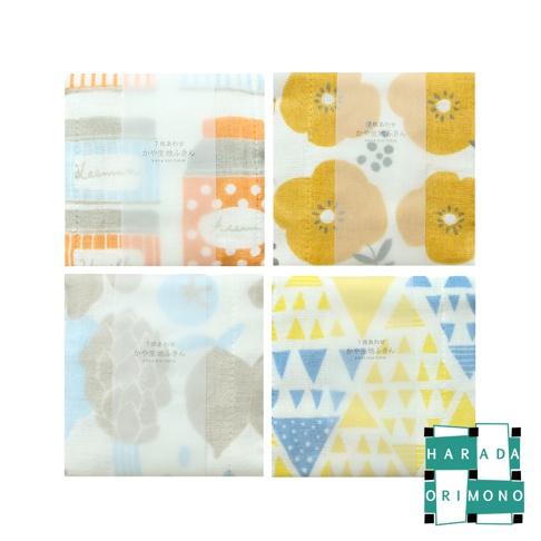 四張七層紗疊織家事萬用擦拭巾，左上角為條紋與圓點圖案，顏色有白、橙、灰、藍；右上角為黃色花朵圖案；左下角為淺藍與灰褐色花葉圖案；右下角為黃、藍色塊三角形圖案。