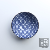 藍染菱紋拉麵碗，碗內外皆以深淺不一的藍色網格菱形紋路裝飾，碗緣帶有深棕色邊飾，陶瓷材質。