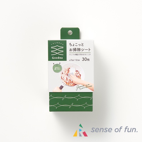 白色包裝盒，頂部有綠色掛環。盒面上方印有「GOODNA」品牌標誌，下方有示意圖，展示一隻手使用海綿巾清潔油膩鍋具。包裝印有日文說明，標示產品為「鬆餅紋潔淨海綿巾」，尺寸約 7x12 公分，內含 30 枚。盒身下方有綠色網狀紋飾。