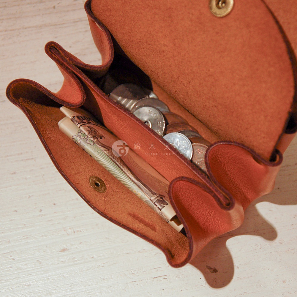 職人手作皮革三層收納零錢包，展示內裡裝有日圓紙鈔與硬幣，皮革為棕褐色調，有三個隔層，並配有銅扣。