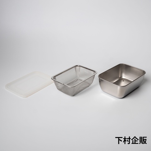 白色背景下，下村企販不鏽鋼多功能附蓋可瀝水調理保存盒的三個部件一字排開，左側為半透明塑料蓋，中間為不鏽鋼濾網籃，右側為不鏽鋼密封容器，整體呈現簡約實用的廚房收納風格。