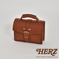 職人手作皮革經典混合風迷你單肩包，採用溫潤的棕色皮革，搭配黃銅色金屬扣環與鉚釘，設計簡約，質感紮實，適合日常攜帶。