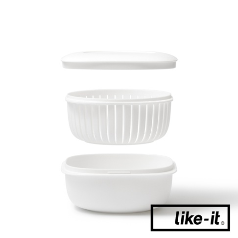 白色簡約雙層蒸氣循環保鮮盒，由底部容器、帶有細孔的內層濾網和頂部蓋子組成，整體為白色塑膠材質。