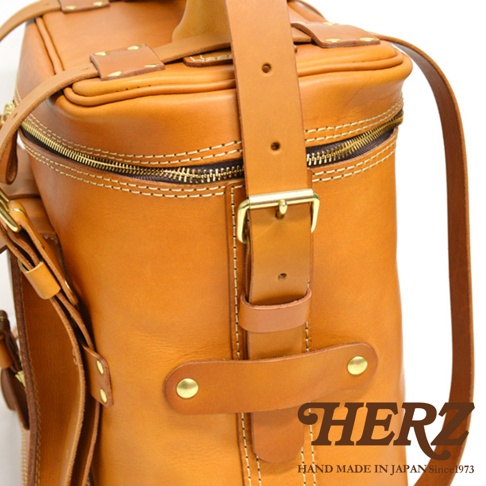 職人手作皮革大型三用旅行後背包，呈現溫暖的棕褐色，細緻的縫線與黃銅色金屬配件，展現皮革的天然質感。