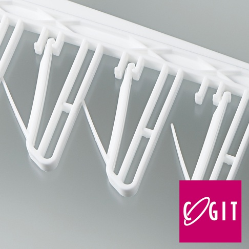 白色塑膠材質的晾衣架，帶有多個 U 形掛鉤，可懸掛衣物，設計簡潔實用。