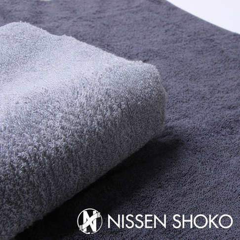兩條長毛巾，一條淺灰色，一條深灰色，材質皆為柔軟的長毛絨，呈現細緻的織紋。