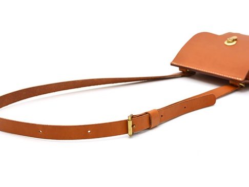 職人手作皮革厚實單肩包 (CP-61)，採用天然棕色皮革製成，設計簡潔。包身厚實，配有可調節的皮革肩帶，肩帶上設有金屬扣環，整體風格樸實耐用。