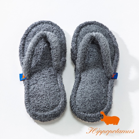 一雙灰色竹棉混紡材質的人字夾腳室內拖鞋，鞋面觸感柔軟，帶有品牌標籤。