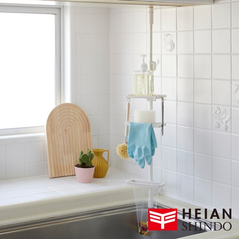 白色直撐伸縮桿，附有兩層置物架，架上擺放著洗碗精、海綿、藍色橡膠手套、洗鍋刷及掛勾。下方為垃圾袋架，展示了產品的收納功能。