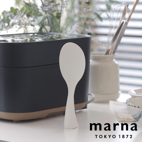 marna TOKYO 1872 黑色電鍋旁立著一個白色站立式飯匙