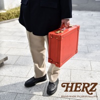 職人手作皮革英倫風便攜手提行李箱，鮮紅色，配有金色金屬扣件和提把，整體風格經典。