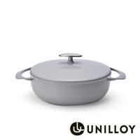 淺灰色琺瑯鑄鐵燉鍋，配有同色系鍋蓋及金屬提把，鍋蓋中央設有銀色旋鈕提把，鍋身兩側有弧形提把，底部印有品牌標誌。