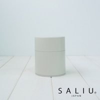 淺灰色圓柱形錫製茶葉罐，罐身簡約無裝飾，頂部有蓋子，罐身中央有一條細線分隔，底部有品牌標誌 SALIU JAPAN。
