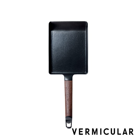 黑色琺瑯鑄鐵玉子燒平底鍋，配有胡桃木手柄，鍋身呈長方形，帶有傾斜的鍋邊。