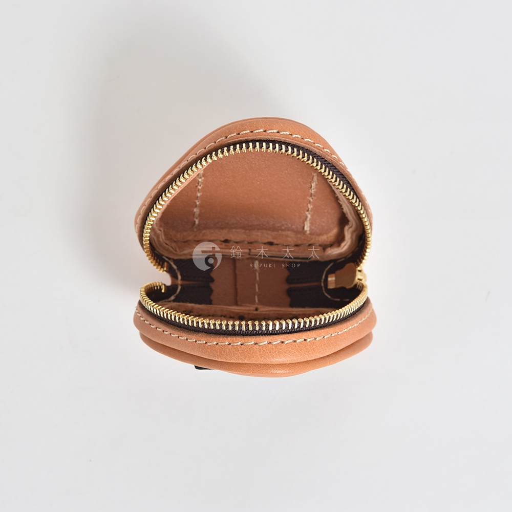 職人手作皮革三角飯糰造型小物收納包，棕色皮革，圓形拉鍊開合，內部有分隔。