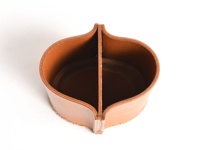 職人手作淺棕色皮革分隔筆筒，兩側邊緣向上彎曲，內部有一個皮革隔板，整體呈現橢圓形。