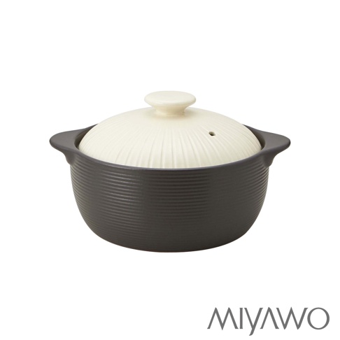 IH系列7.5號耐溫差陶土湯鍋，採用深灰色陶土鍋身，搭配米白色帶有放射狀紋路的鍋蓋，鍋蓋上有一個蒸汽孔，兩側有方便提取的鍋耳。