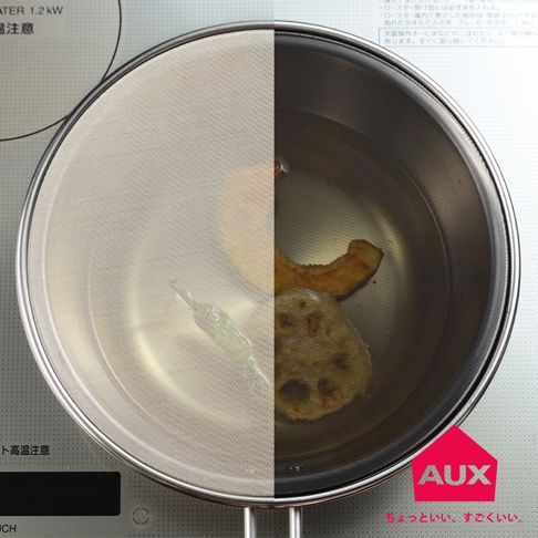 leye 24公分圓形不鏽鋼防噴網，網孔細密，邊緣有金屬框，用於覆蓋鍋具，防止烹調時噴濺。