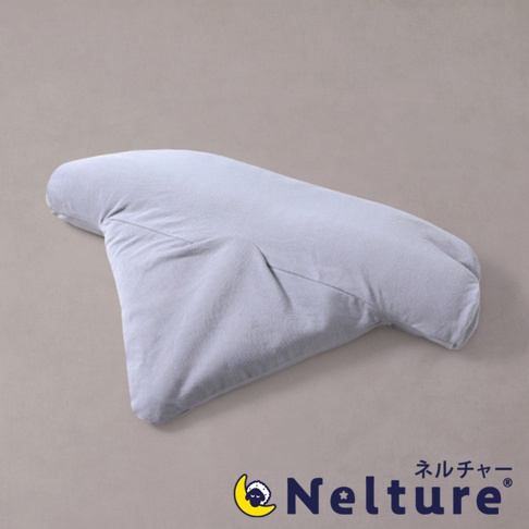 淺灰色瑜珈感安睡枕，採用柔軟布料製成，設計獨特，能支撐頭部與頸部，提供舒適的睡眠體驗。