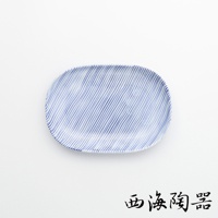 一個波佐見燒十草紋橢圓餐盤，盤面呈現細緻的藍色斜向線條紋路，材質為陶瓷。
