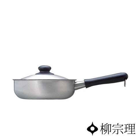 柳宗理不鏽鋼霧面單手鍋，設計簡約具現代感，採用霧面質感不鏽鋼材質，配有黑色圓形鍋蓋頭與黑色長柄手把，鍋身呈現溫潤的弧形，右下方印有柳宗理品牌標誌。