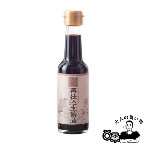 金笛再釀造生醬油 (150ml) 醬油瓶，瓶身為透明玻璃，裝有深褐色醬油，瓶蓋為金色。瓶身上貼有淺米色標籤，印有中文和日文文字，以及武士圖案。