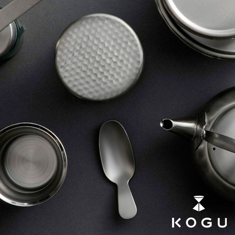 日製18-8不鏽鋼茶葉罐，罐蓋有錘目紋，搭配同材質茶匙，整體呈現銀色金屬光澤。